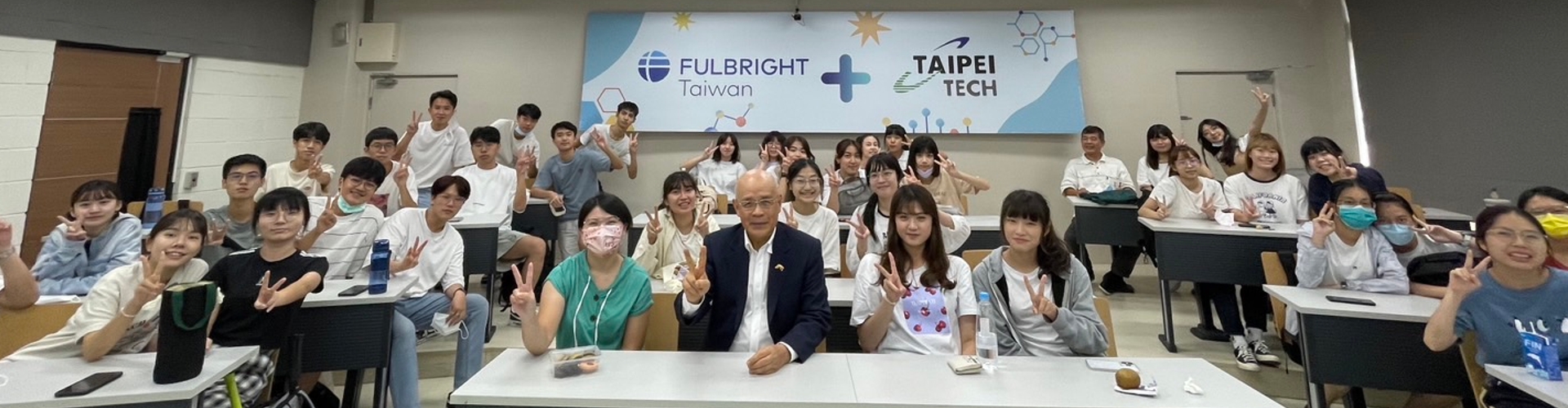 2022年9月30日雙語政策專題演講現場富蘭克林華美投信講者與師生大合照