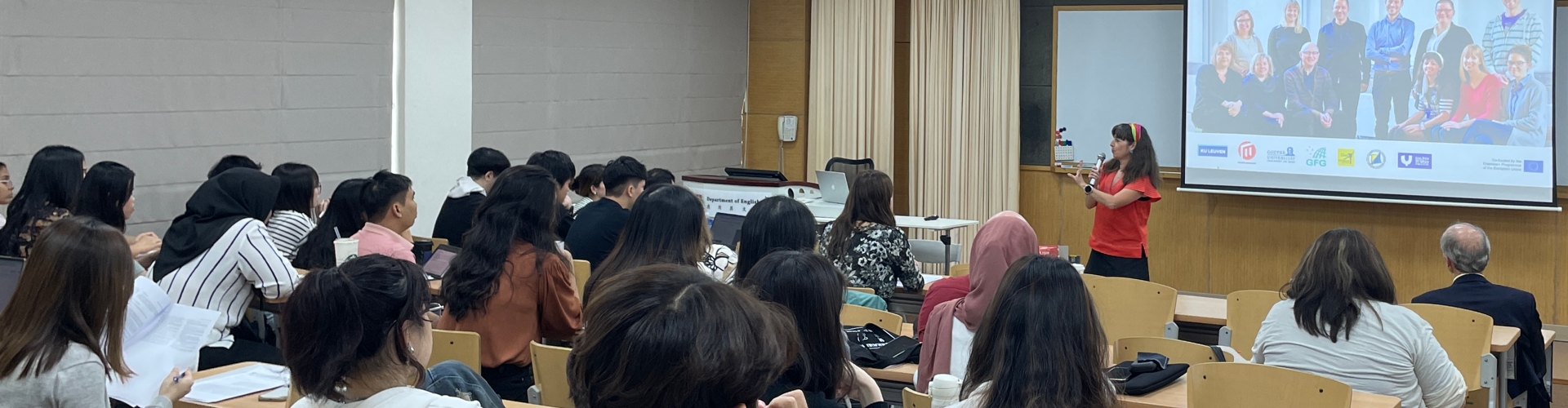 2025年5月12日專題演講現場講者與全體與會師生合影照片