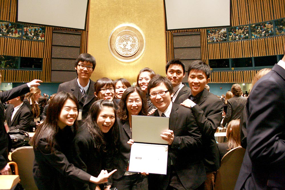2009年應用英文系師生赴美國紐約參加紐約模擬聯合國會議，勝過其他外交系外文系學校勇奪大會榮譽獎項之應英系全體團員大合照照片